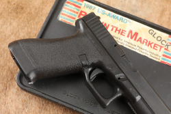 Glock 17 G17 Gen 1 Gen1 9mm 4.49&rdquo; Semi-Auto Striker-Fired Pistol, Tupperware Box, MFD 1986 - 2