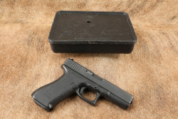 Glock 17 G17 Gen 1 Gen1 9mm 4.49&rdquo; Semi-Auto Striker-Fired Pistol, Tupperware Box, MFD 1986 - 2