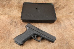 Glock 17 G17 Gen 2 9mm Striker-Fired 4.5&rdquo; Semi-Auto Pistol & Tupperware Box, Ca. 1994 - 2