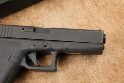 Glock 17 G17 Gen 2 9mm Striker-Fired 4.5&rdquo; Semi-Auto Pistol & Tupperware Box, Ca. 1994 - 5