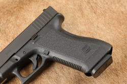 Glock 17 G17 Gen 2 9mm Striker-Fired 4.5&rdquo; Semi-Auto Pistol & Tupperware Box, Ca. 1994 - 8