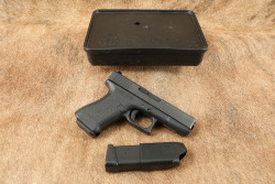 First Year Glock 19 G19 Gen 2 Gen2 9mm 4.02&rdquo; Semi-Auto Pistol, Tupperware Box, MFD 1988 - 2