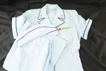 US Navy Vietnam Nurse Corps Lieutenant Commander Badged Seersucker Service Dress Uniform