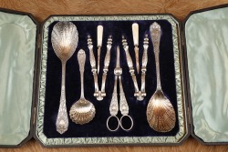W.F. Cody's Viners LTD. Seafood Tool Set England Silver Plated & Pearl In Case - 2